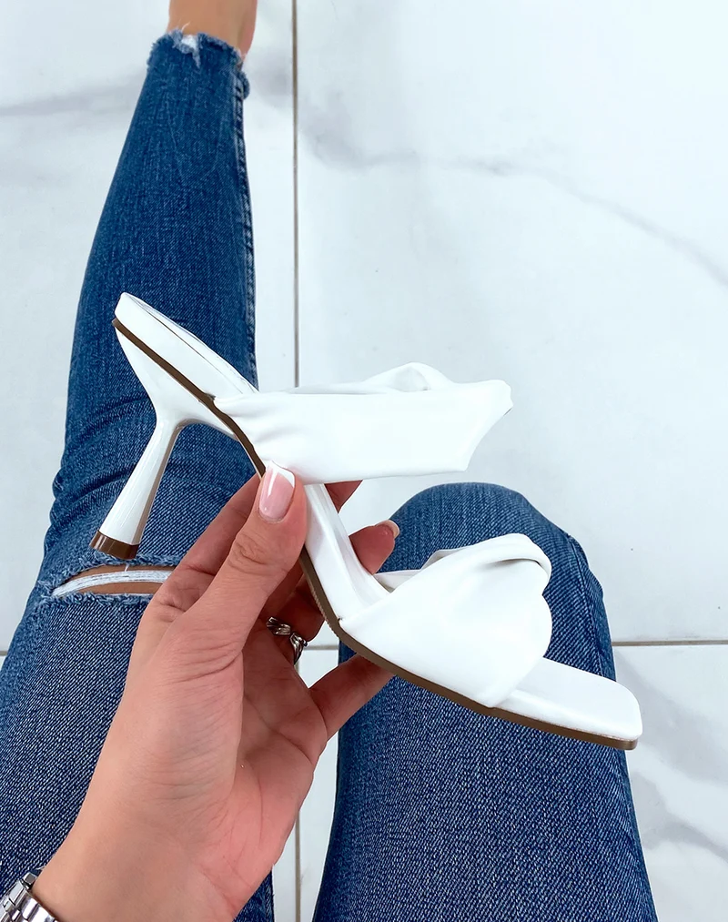 Mules blanches à doubles lanières