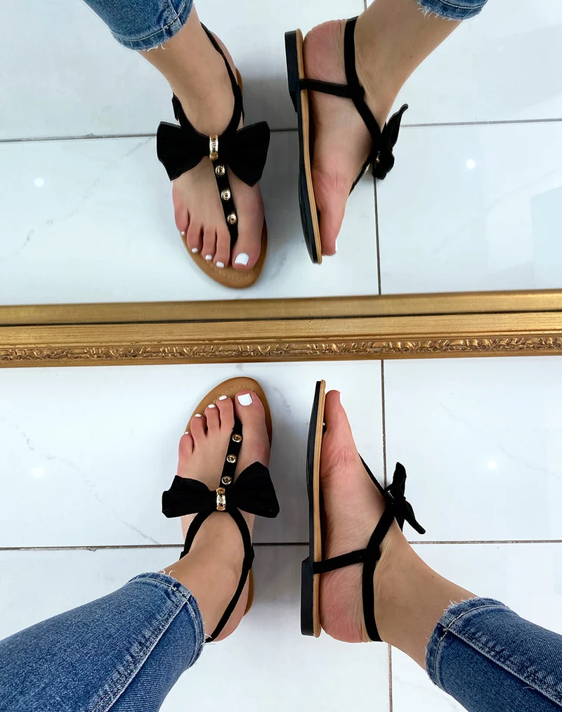 Nu-pieds noirs à nœud et détails dorés