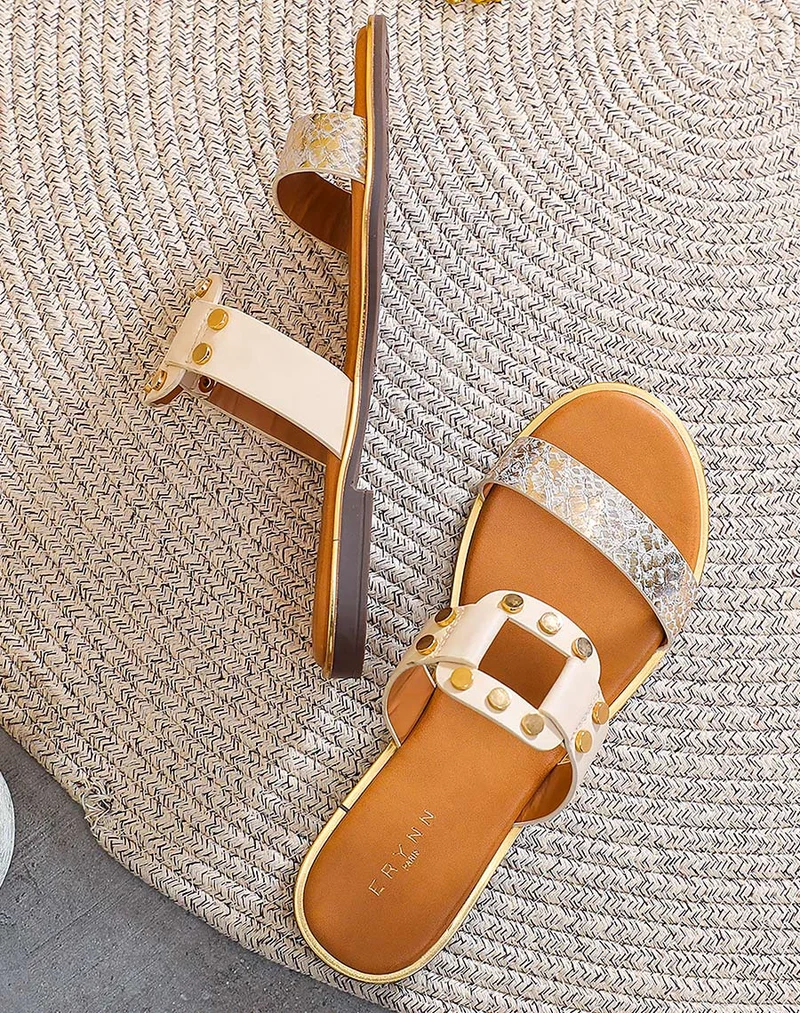 Mules plates beige à détails dorés et imprimé animalier
