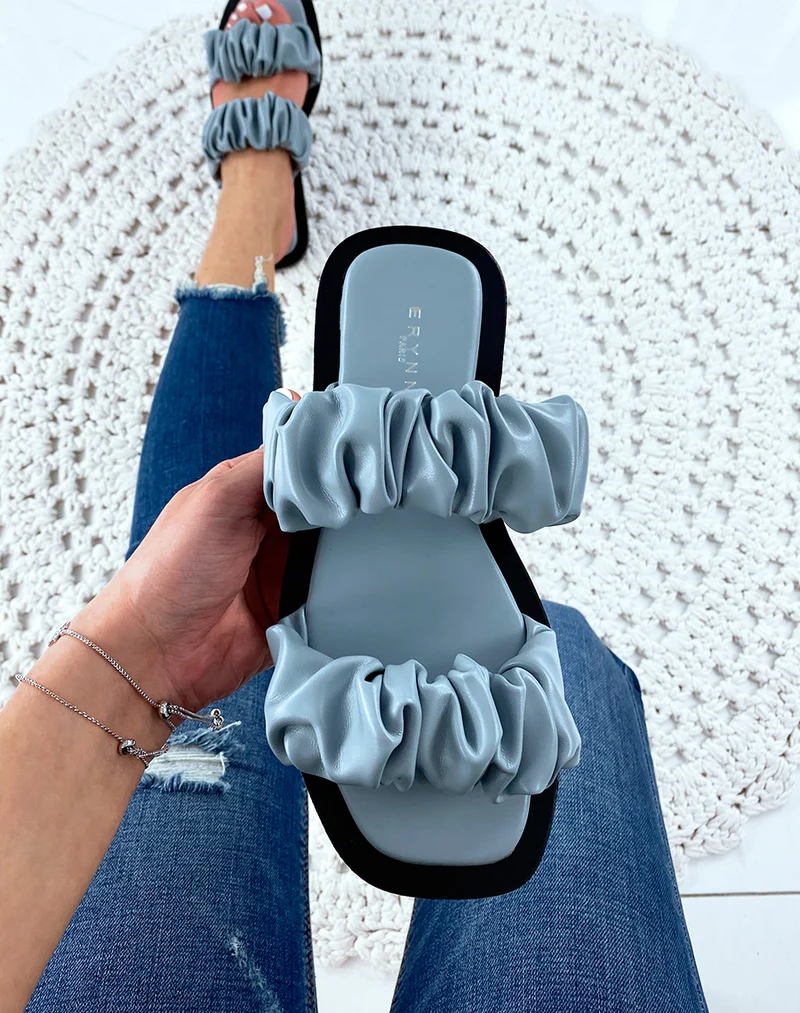 Sandales plates en simili cuir bleu