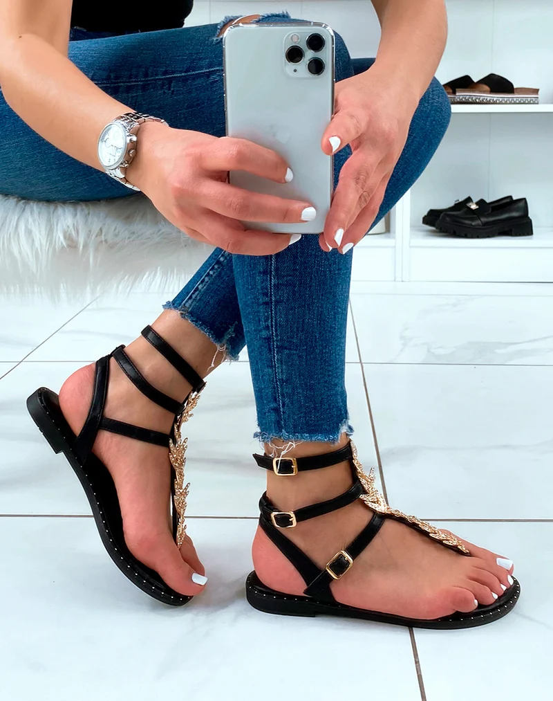 Nu-pieds noirs à bijoux dorés strassés