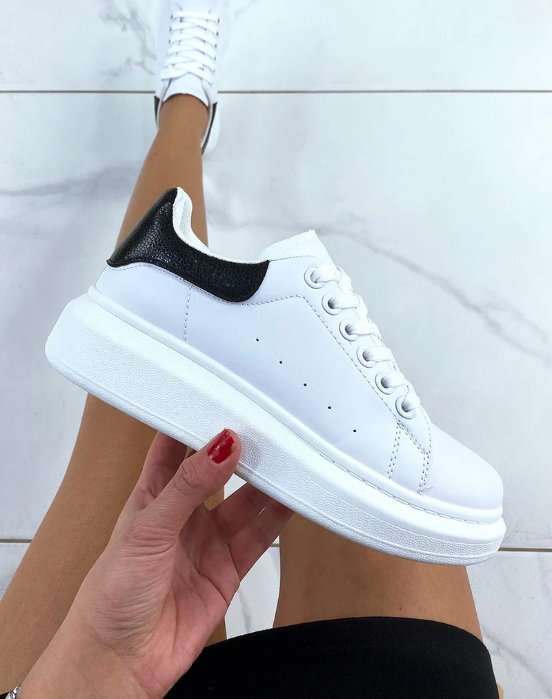 Basket blanches avec empiècement arrière noir