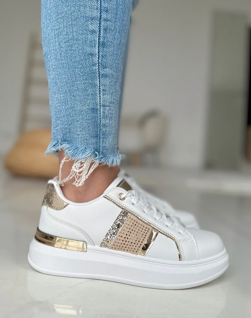 Baskets blanches avec détails dorées et semelle épaisse
