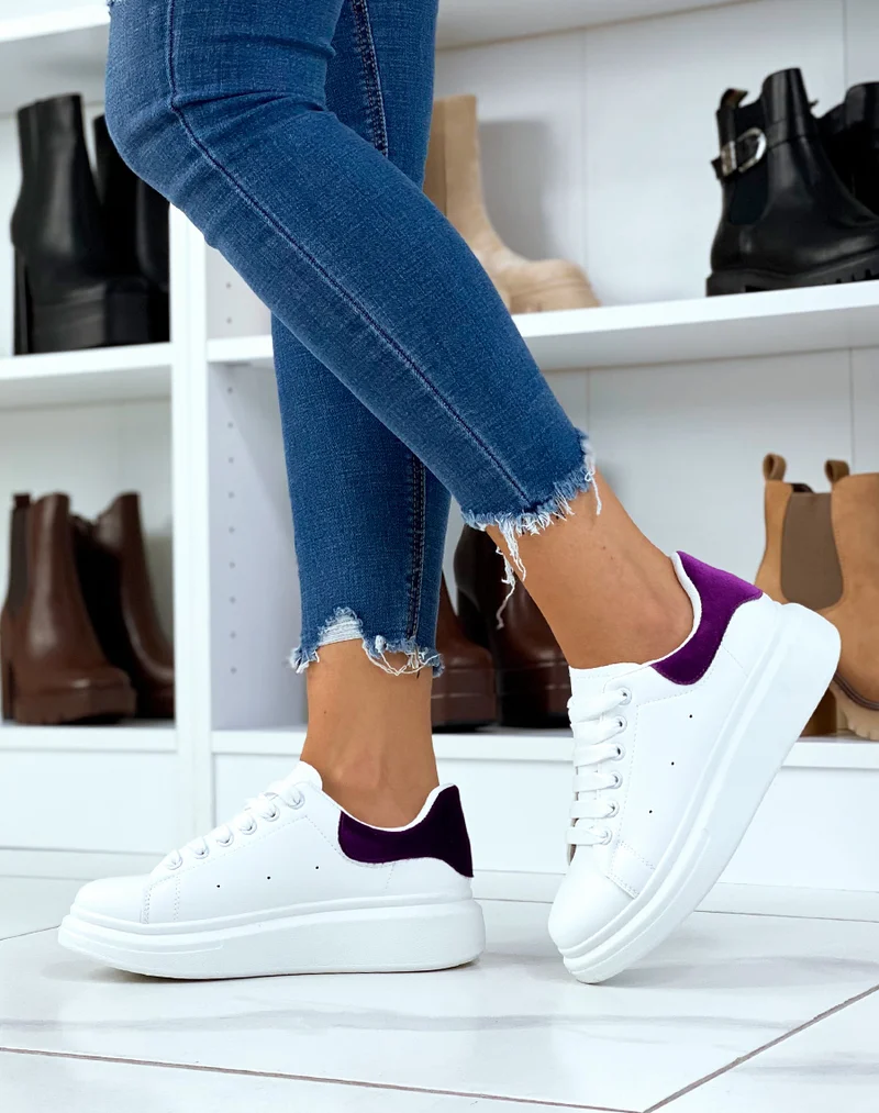 Basket blanches avec empiècement arrière en effet velours violet