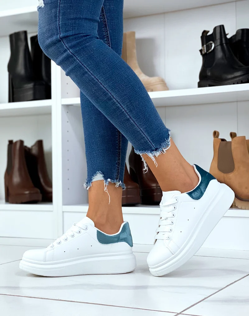 Basket blanches avec empiècement arrière en effet velours bleu
