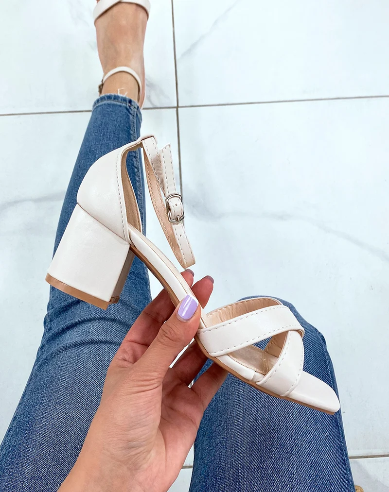 Sandales beiges à petits talons carrés et brides entrecroisées