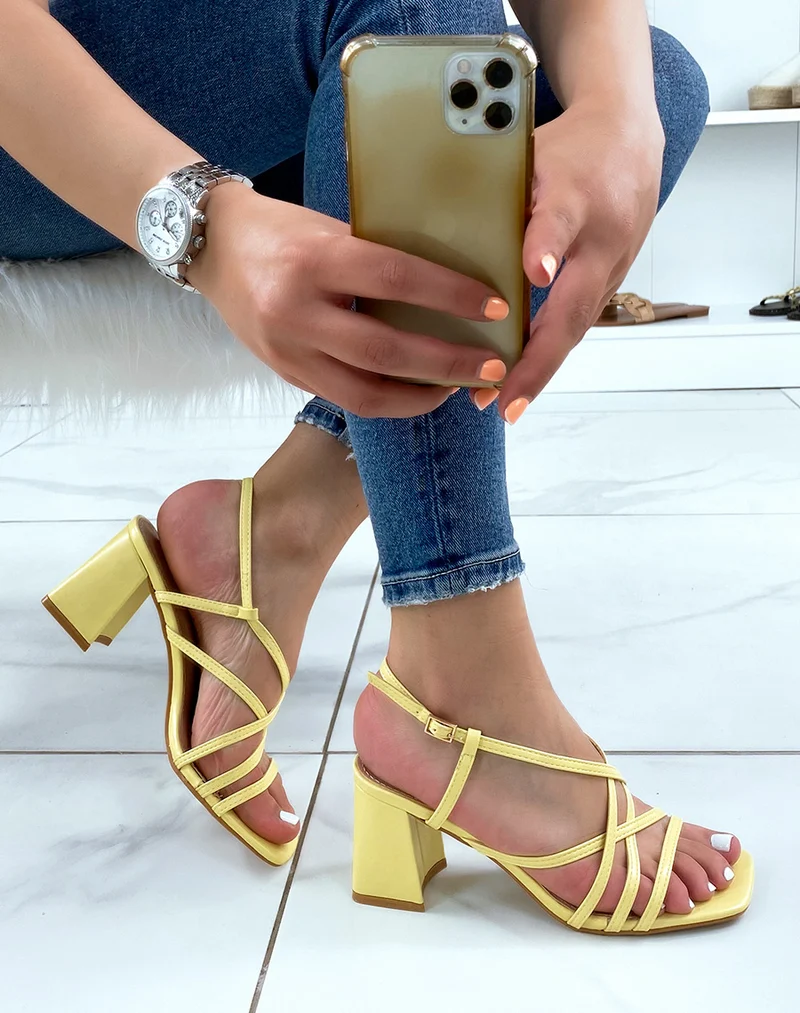 Sandales jaune pastel à multiples brides croisées et petit talon carré