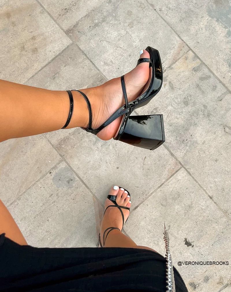 Sandales noires vernies à boucle d’orteil et talon imposant