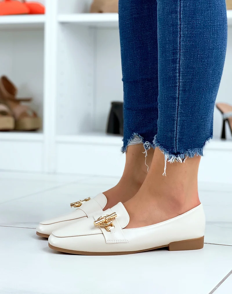 Mocassins beiges à boucle dorée