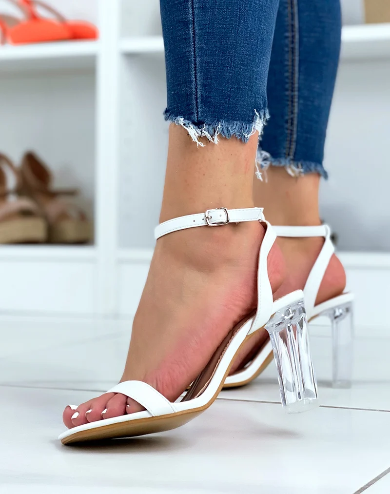 Sandales blanches à talons hauts et transparents