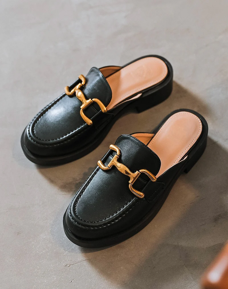 Mules mocassins noires à empiècement doré