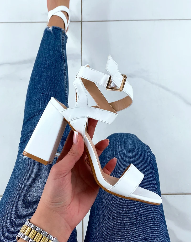 Sandales blanches à talons et à brides entrecroisées
