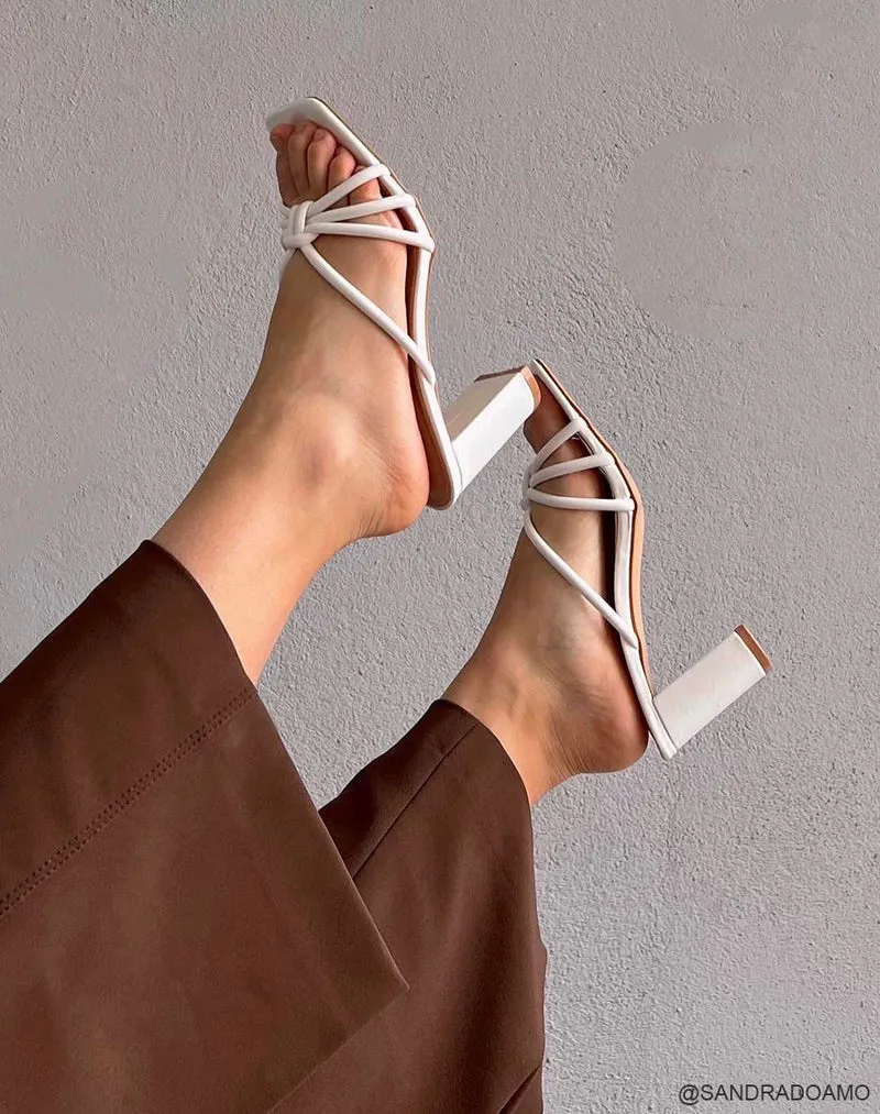 Mules à talons blanches à brides entrecroisées