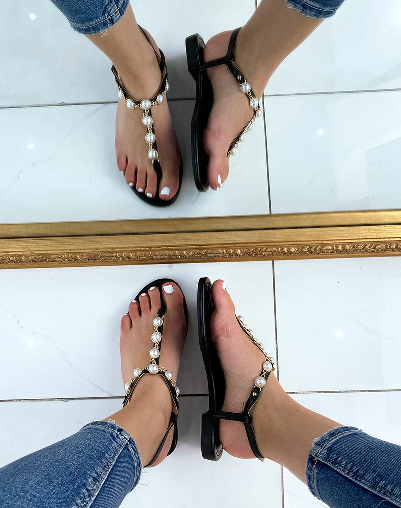 Nu-pieds noirs ornés de perles blanches