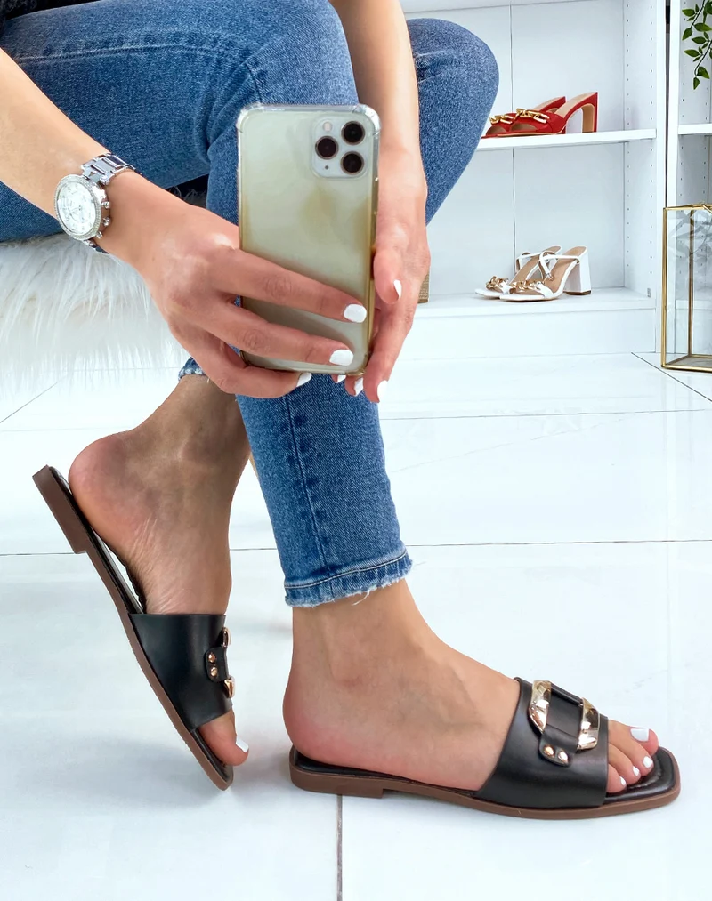Mules noires à détail doré