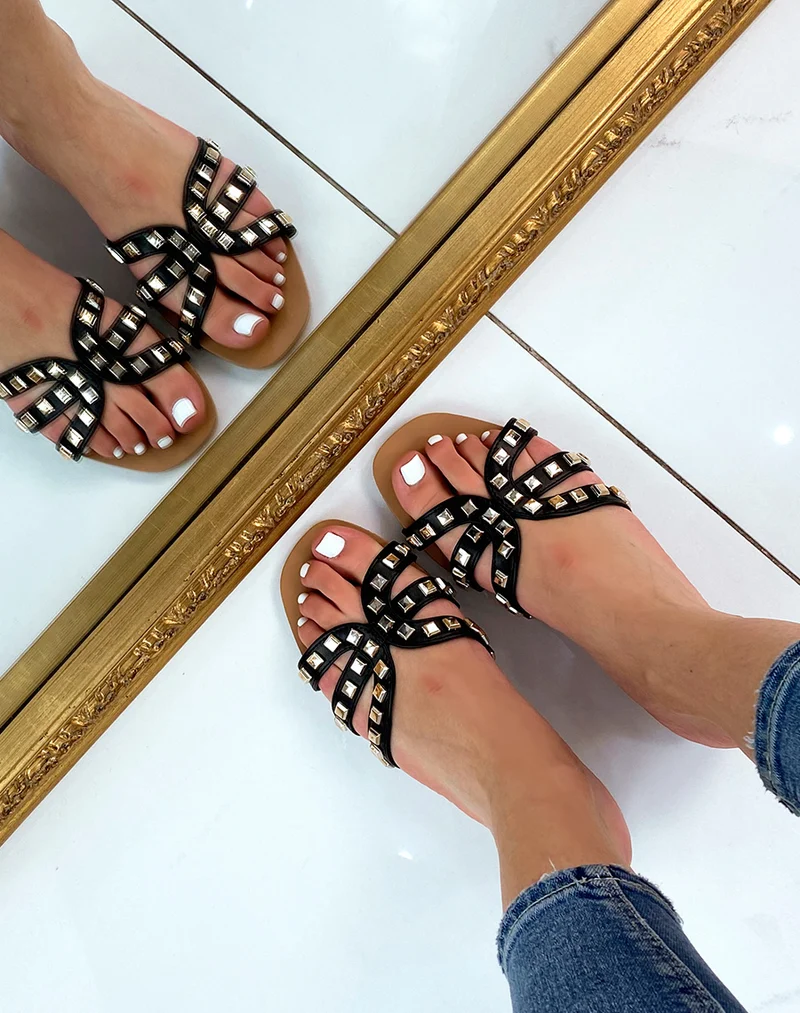 Mules noires à multiples brides ornées de clous