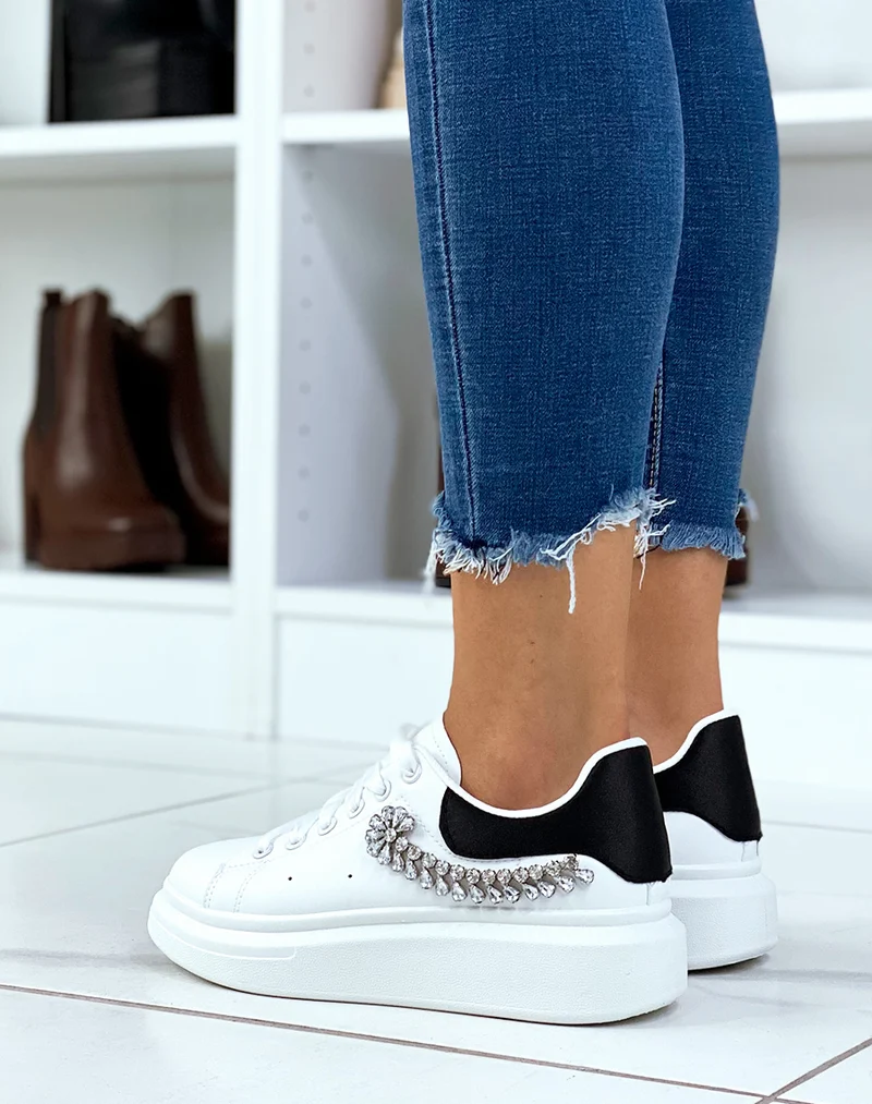 Basket blanches avec empiècement arrière noir avec décoration strass