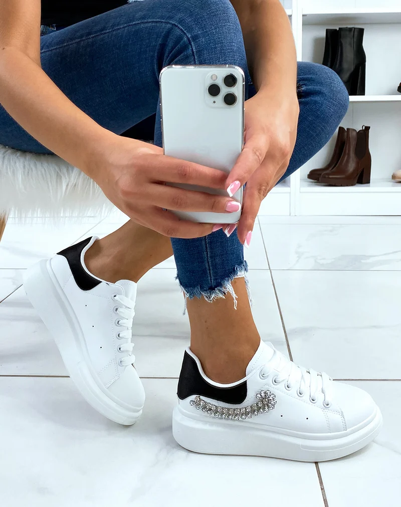 Basket blanches avec empiècement arrière noir avec décoration strass
