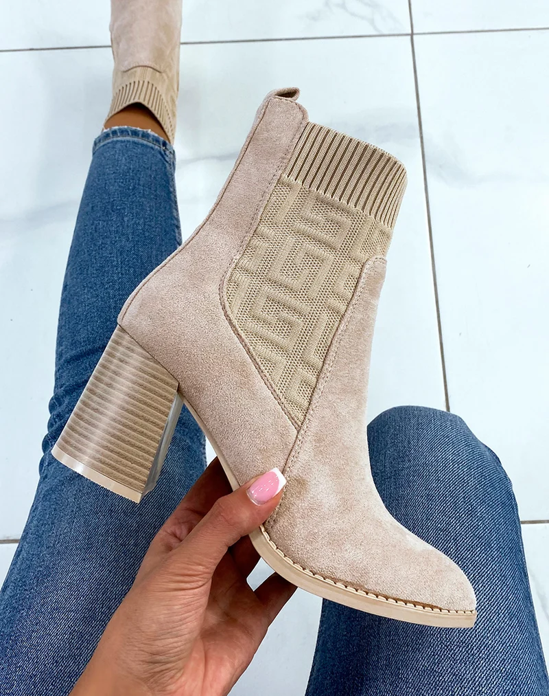 Bottines en suédine beige effet chaussette à talon