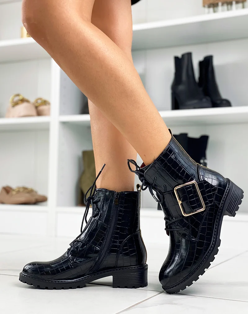 Bottines noires effet croco ornées d’une grosse boucle dorée