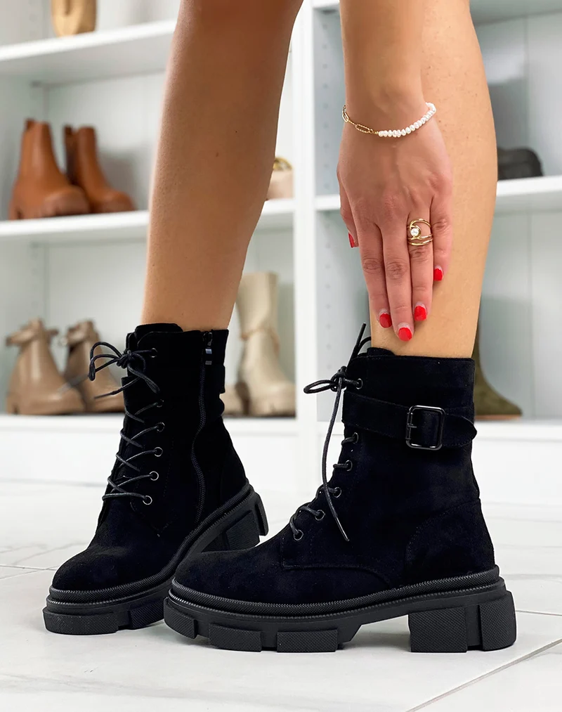 Bottines en suédine noires lacées à lanière et semelle crantée