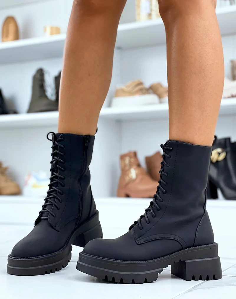 Bottines montantes noires lacées à semelle à talon cranté