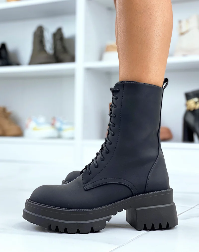 Bottines montantes noires lacées à semelle à talon cranté