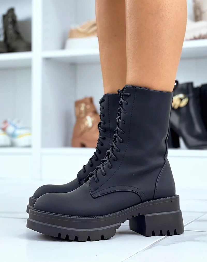 Bottines montantes noires lacées à semelle à talon cranté