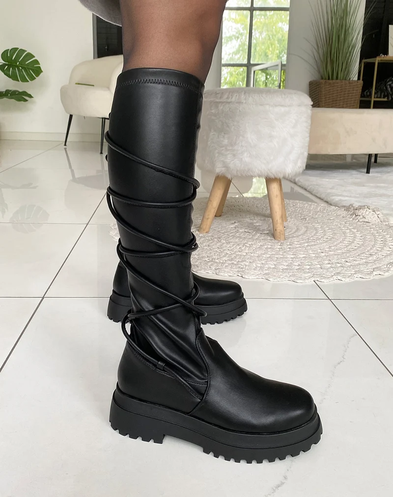 Bottes noires à lacets entrecroisés
