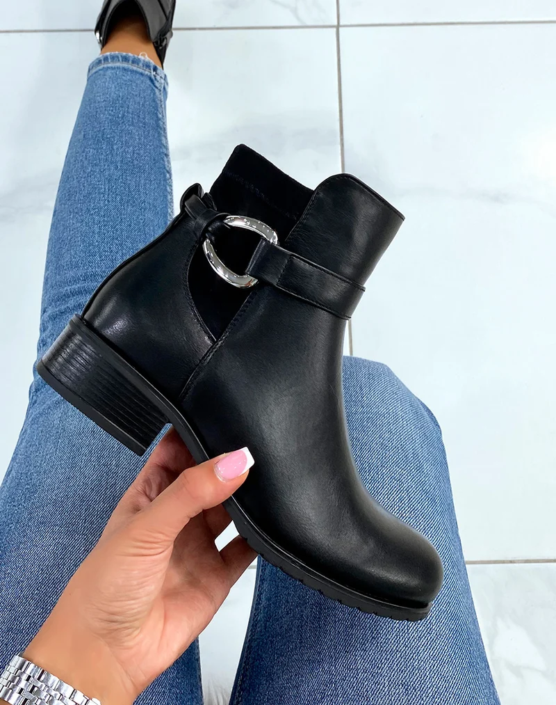 Bottines noires à lanière à anneau argenté