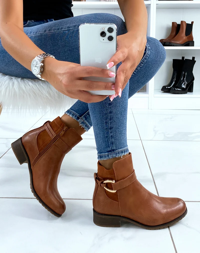 Bottines camel à lanière à anneau doré