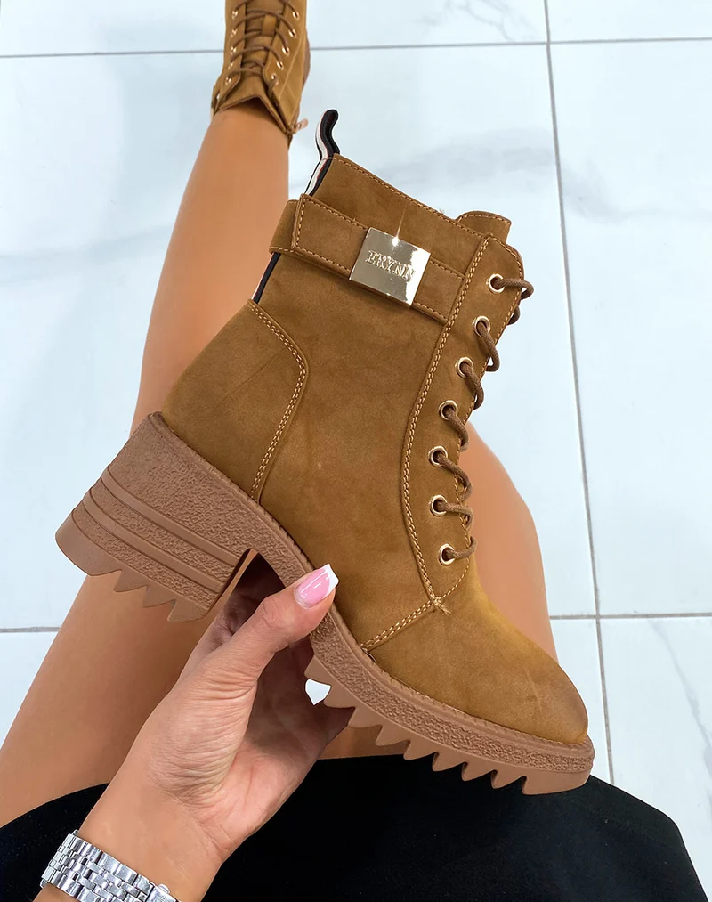 Bottines camel à lacet et boucle dorée