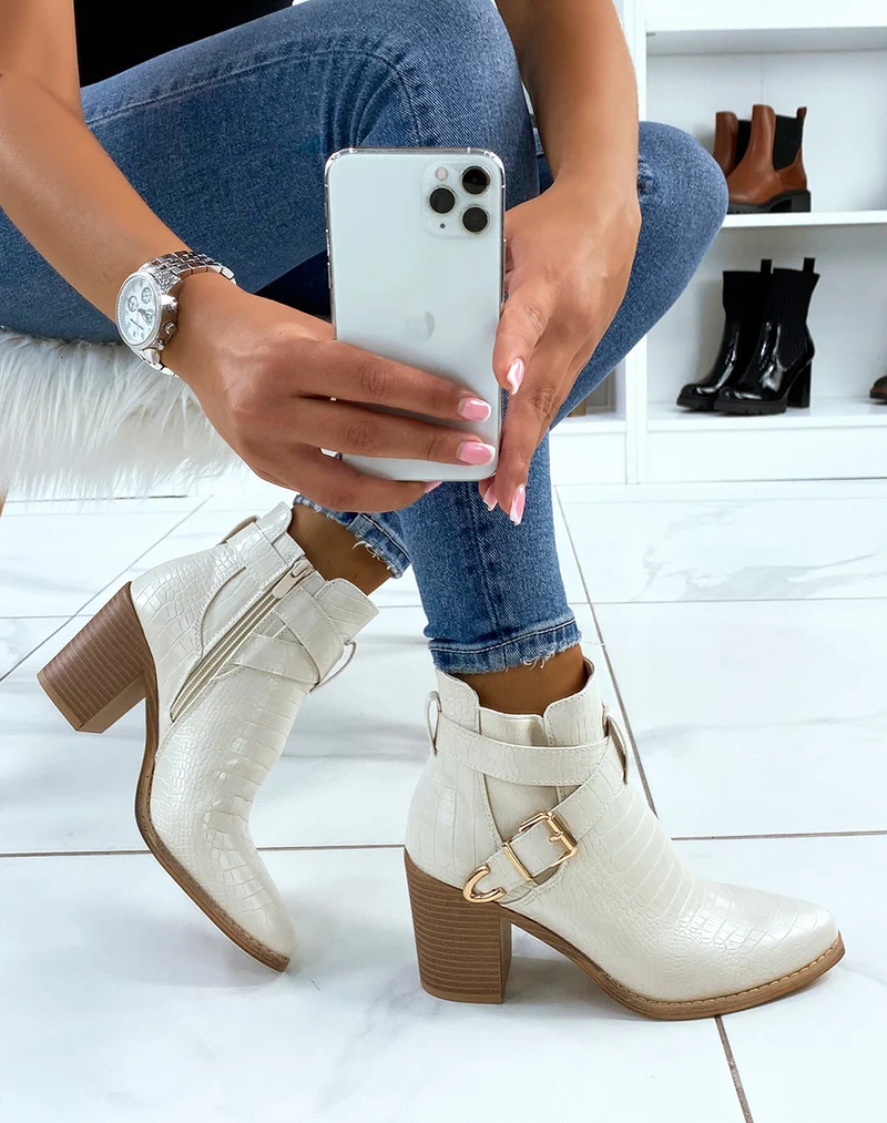 Bottines crème à talon effet croco
