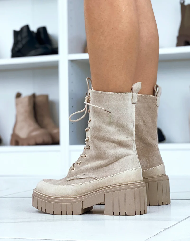 Bottines montantes beiges en suédine à lacet et semelle épaisse