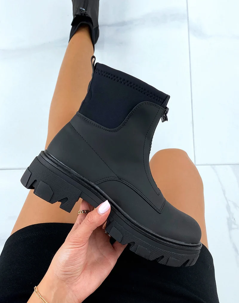 Bottines noires gommées effet chaussette