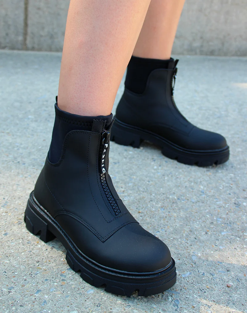 Bottines noires gommées effet chaussette