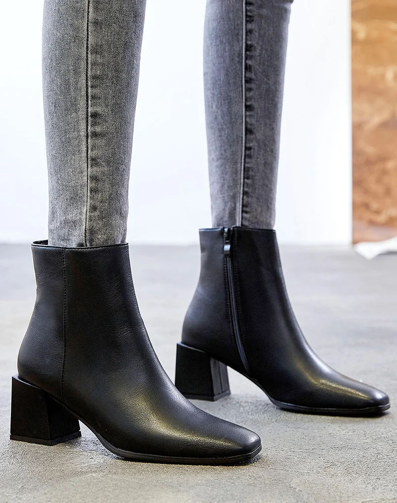Bottines noires à talon et bout carrés