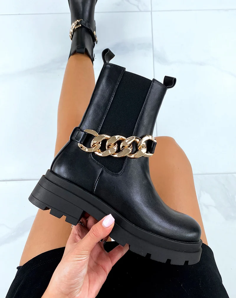 Bottines noires avec élastique et chaîne dorée