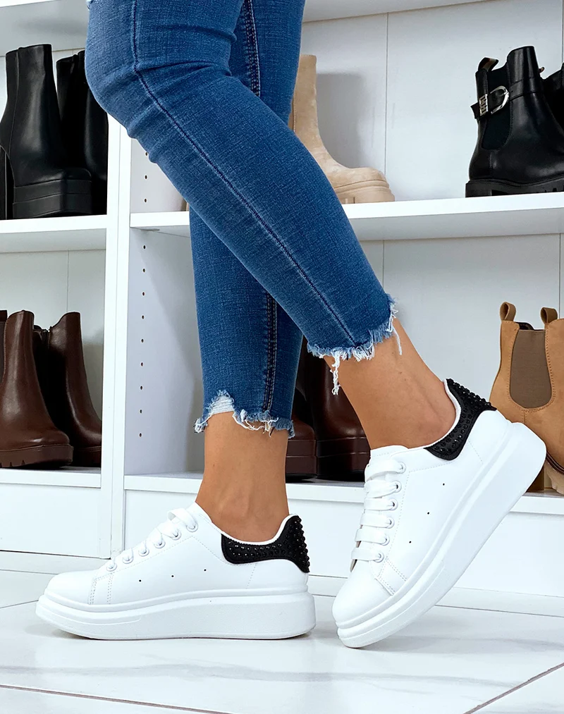 Basket blanches avec empiècement arrière noir ornées de strass