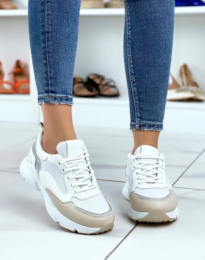Baskets blanches avec détails beiges et grises