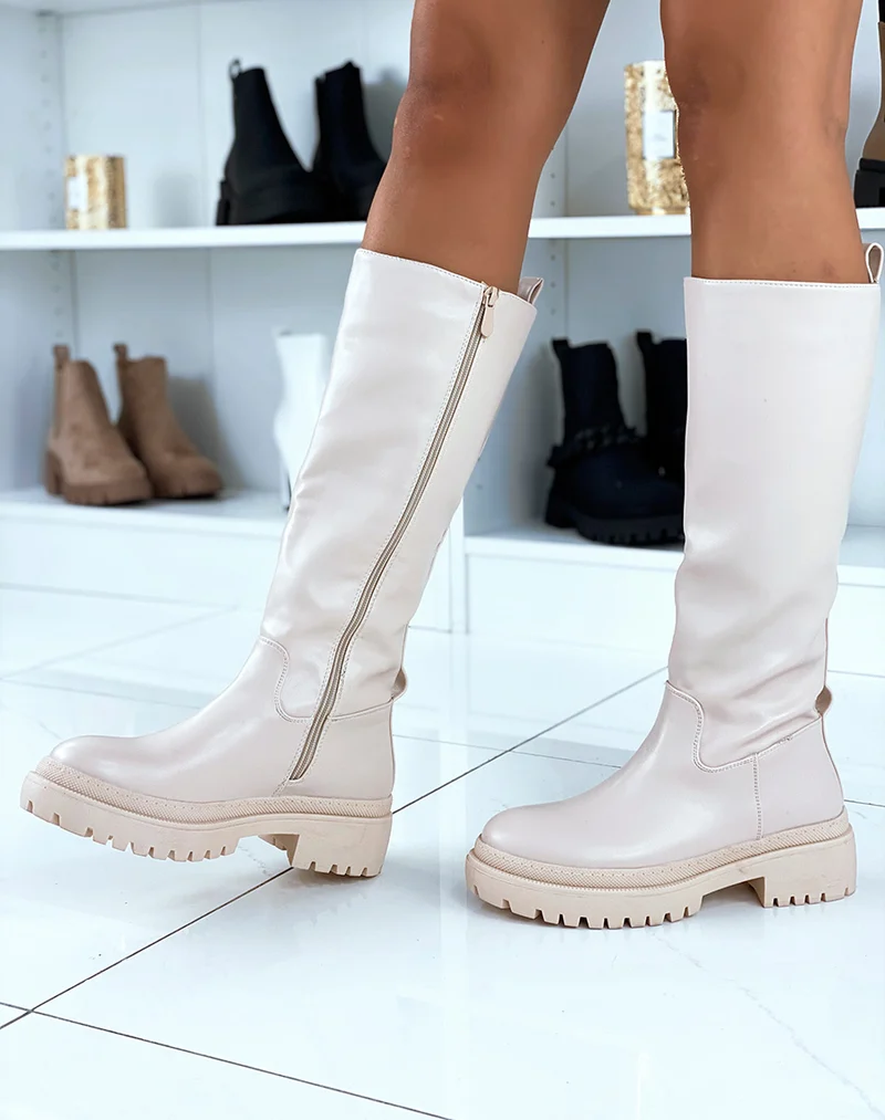 Bottes hautes beiges ornées d’une chaîne dorée