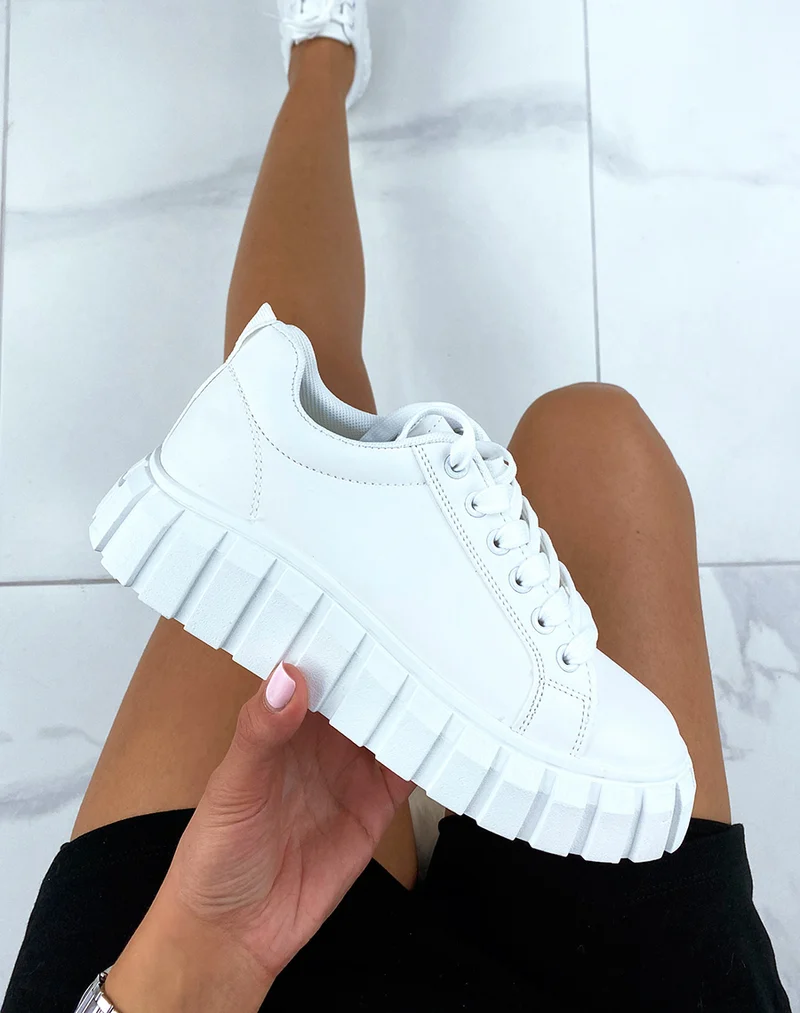 Basktes blanches à plateforme épaisse crantée