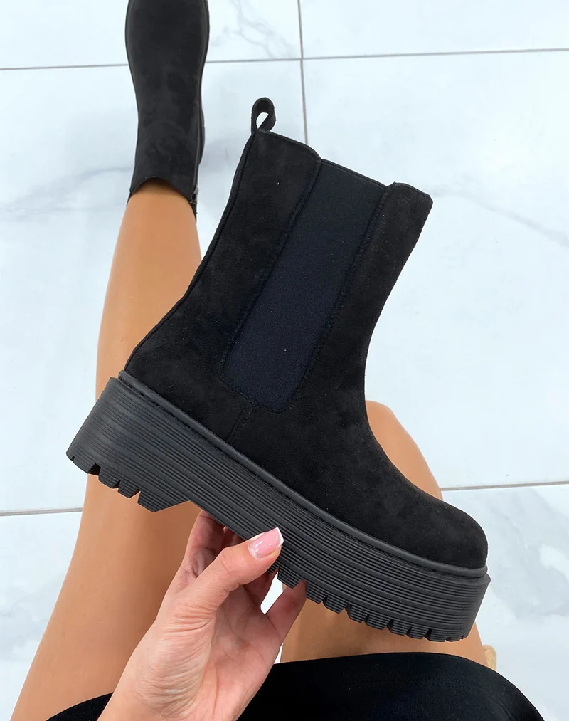Bottines noires en suédine à grosse plateforme