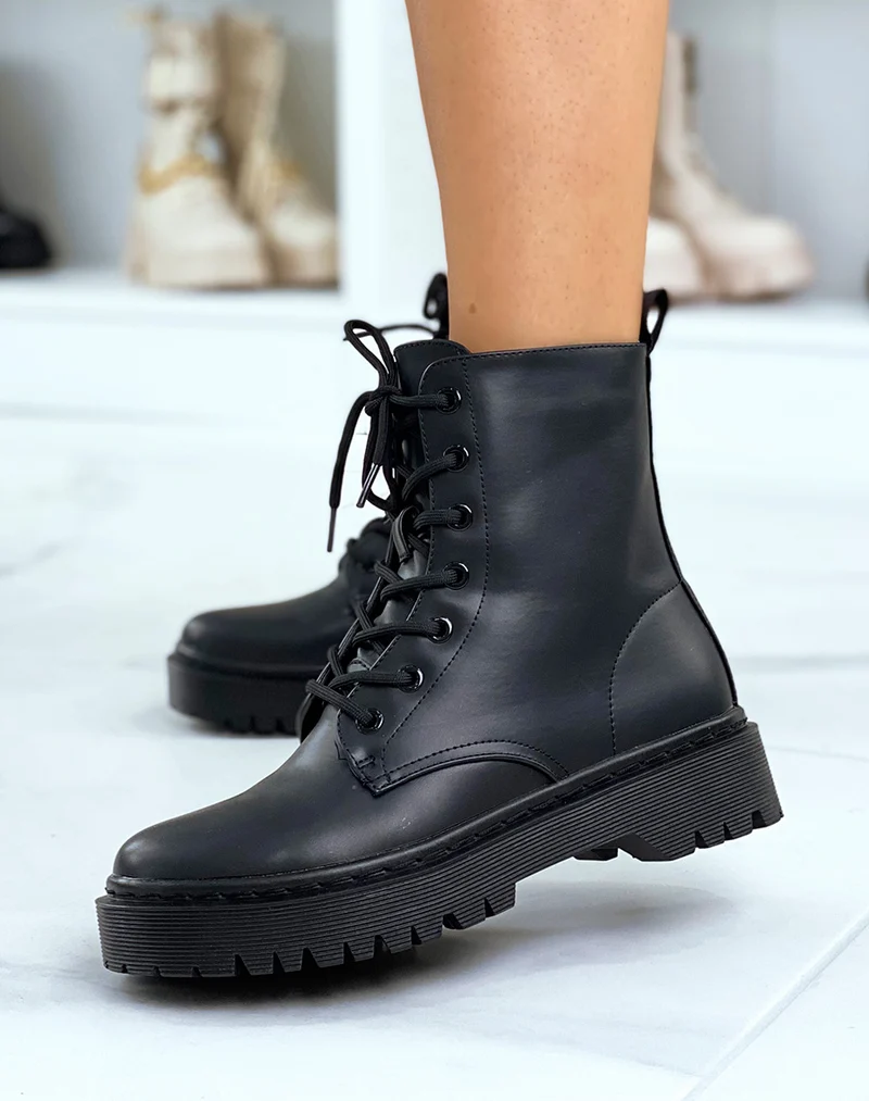 Bottines noires montantes à semelle plate lacées