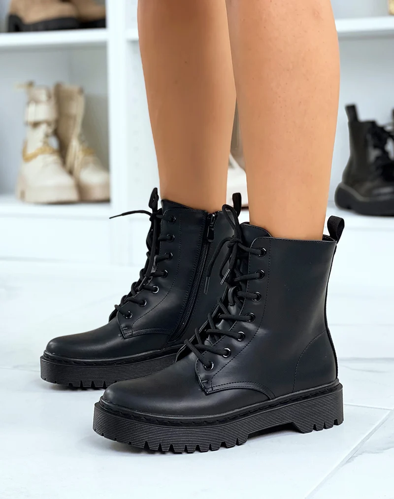 Bottines noires montantes à semelle plate lacées