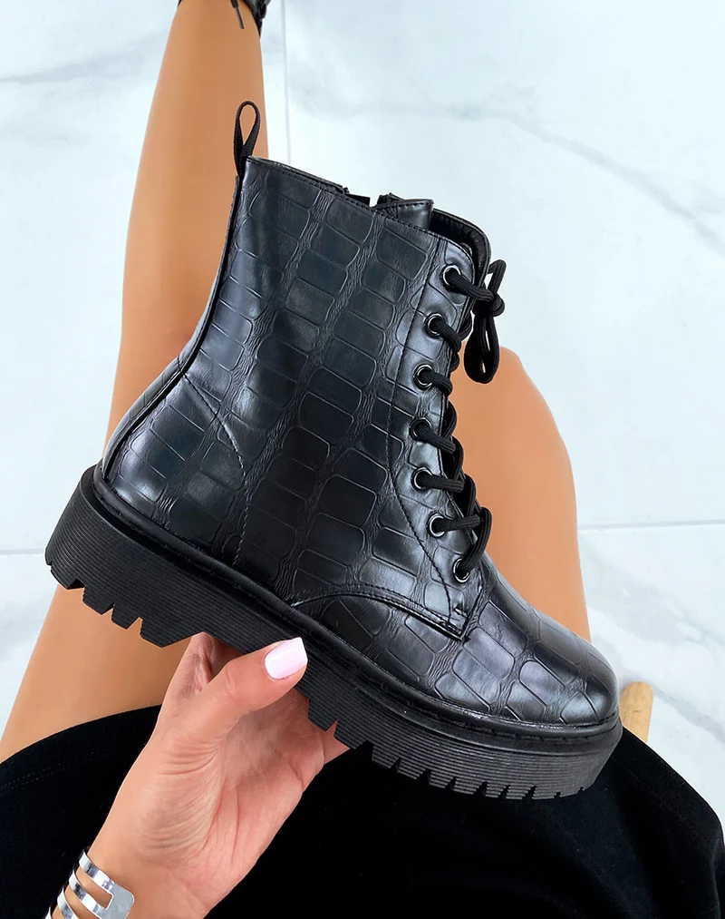 Bottines noires montantes effet croco à lacets