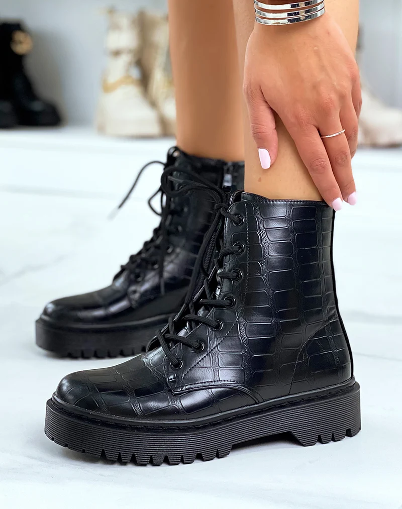 Bottines noires montantes effet croco à lacets