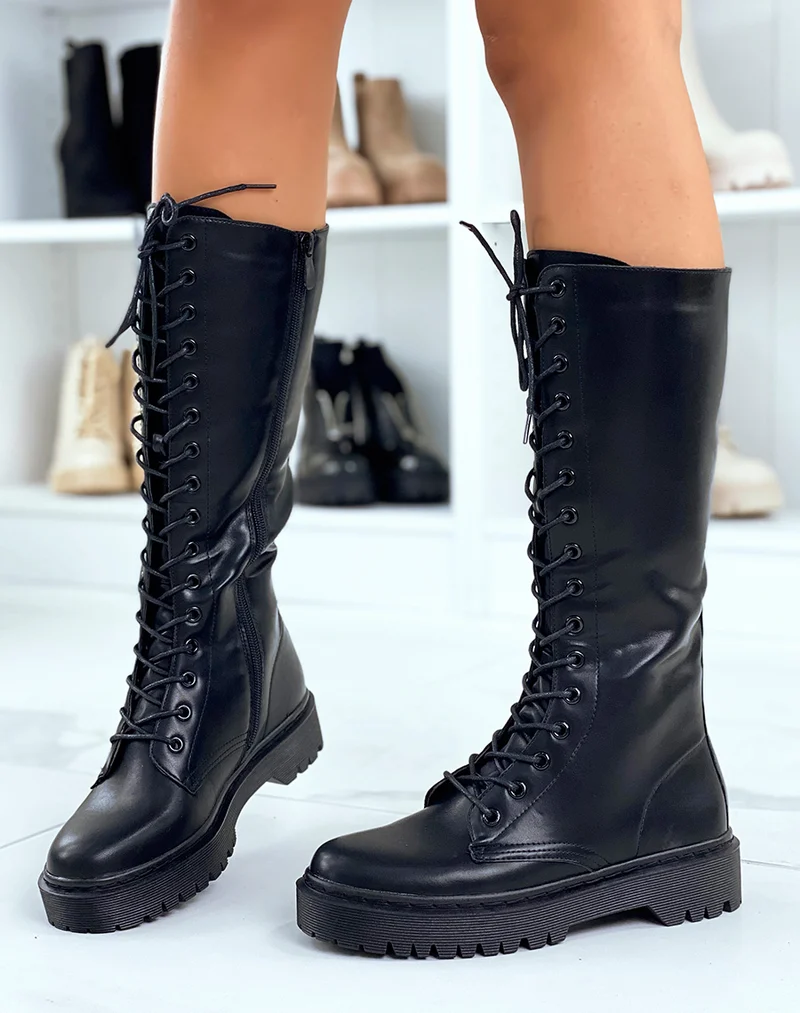 Bottes noires lacées à semelle plate et crantée
