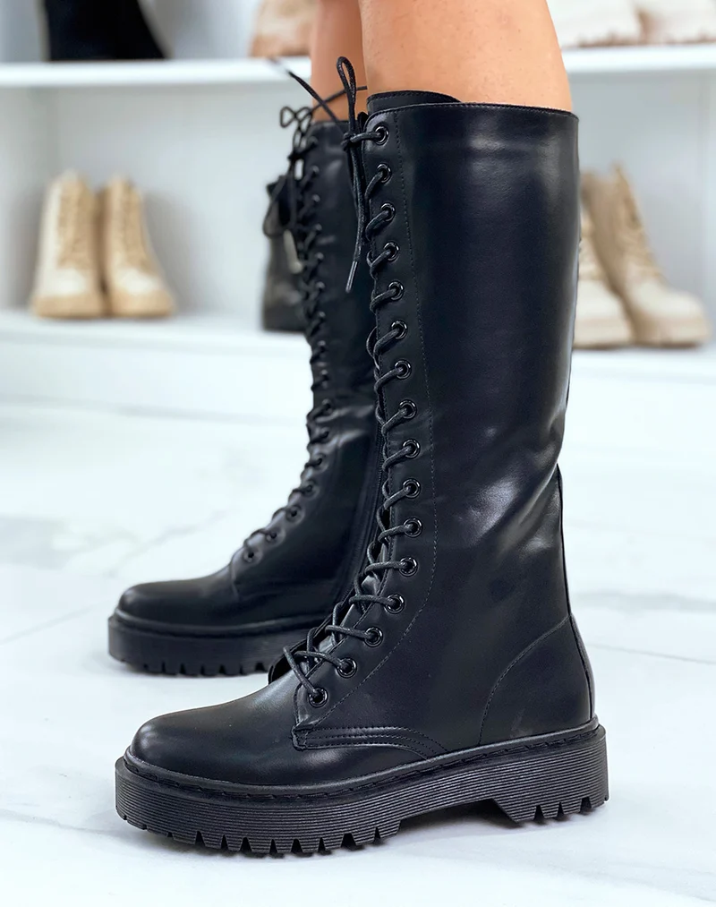 Bottes noires lacées à semelle plate et crantée