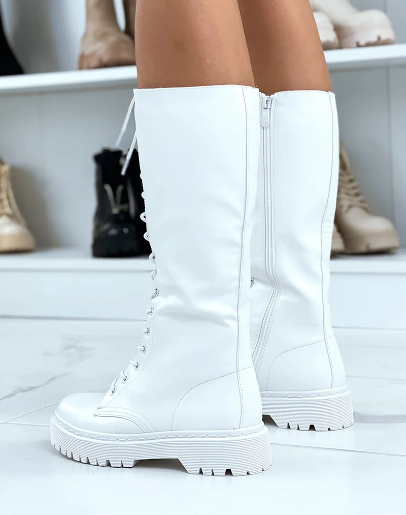 Bottes blanches lacées à semelle plate et crantée